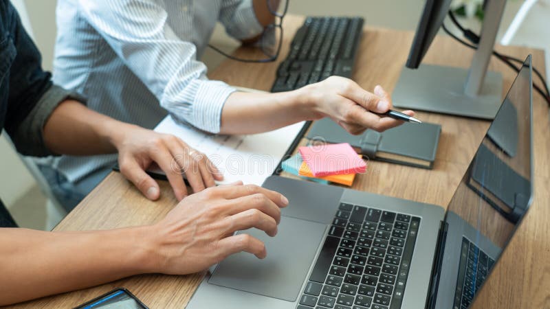 Equipo de programadores trabajando juntos en el desarrollo de tecnologías de diseño y codificación de sitios web en un software de fotos de archivo libres de regalías