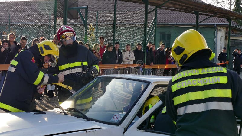 Equipo de salvadores de los bomberos en la escena del accidente