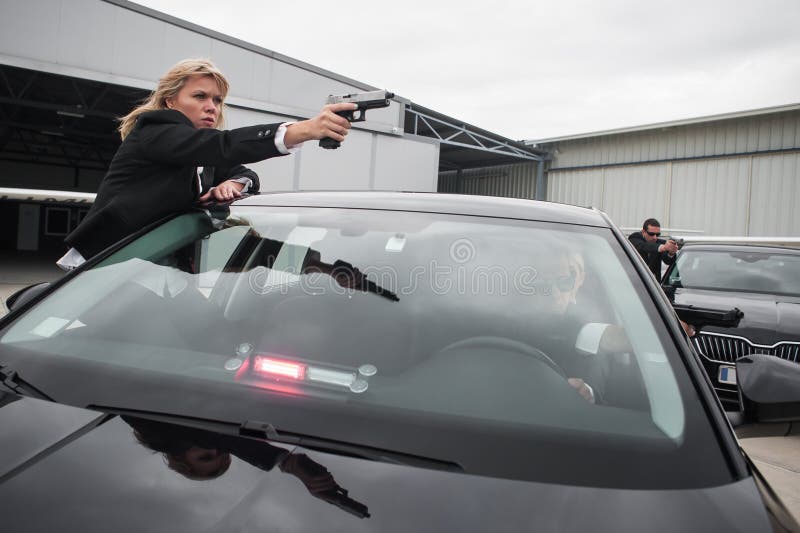 Equipo de seguridad de guardaespaldas protege vip de celebridades en limusina de coche  foto de archivo
