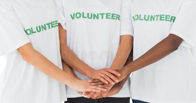 Equipo de voluntarios que ponen las manos juntas imagen de archivo Equipo de voluntarios que ponen las manos juntas imagen de archivo