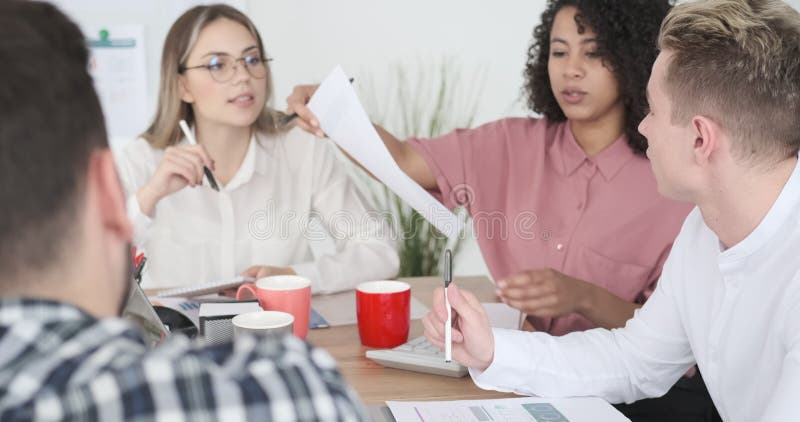 Equipo del negocio que discute en la reuni? n de la oficina almacen de video