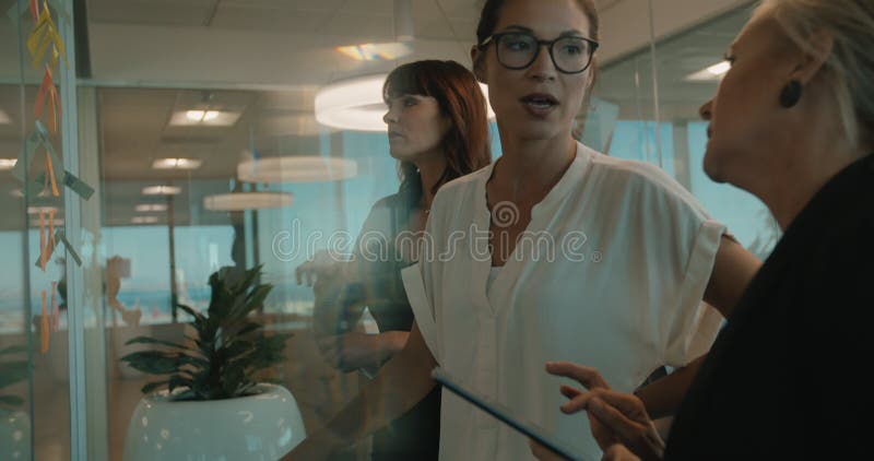 Equipo del negocio que se inspira sobre nuevas ideas metrajes