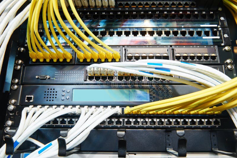 Equipo Del Servidor De Red Con Los Cables Des Fibra óptica Foto de