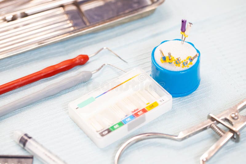 Equipo e instrumentos dentales sobre una mesa estéril. instrumentos de tratamiento de conductos radiculares
