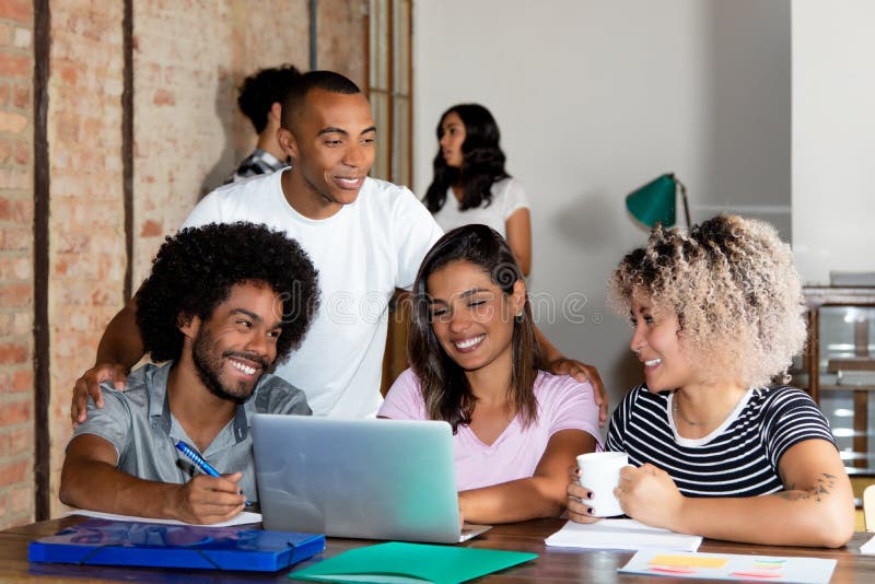 Equipo hispánico y afroamericano del negocio de gente joven foto de archivo libre de regalías Equipo hispánico y afroamericano del negocio de gente joven foto de archivo libre de regalías