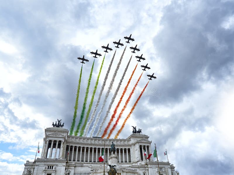 Equipo italiano aeroacrobacia del salón aeronáutico imagen de archivo Equipo italiano aeroacrobacia del salón aeronáutico imagen de archivo