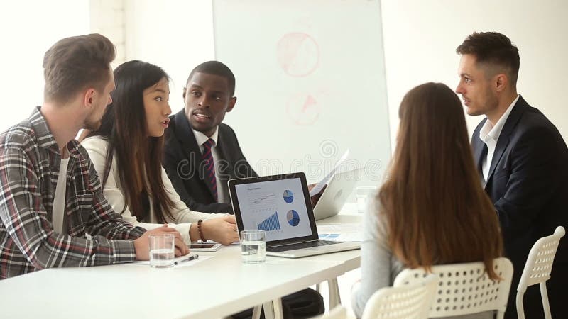 Equipo Multi-étnico del negocio que comparte las ideas que se sientan en la tabla de la oficina de la conferencia almacen de metraje de vídeo