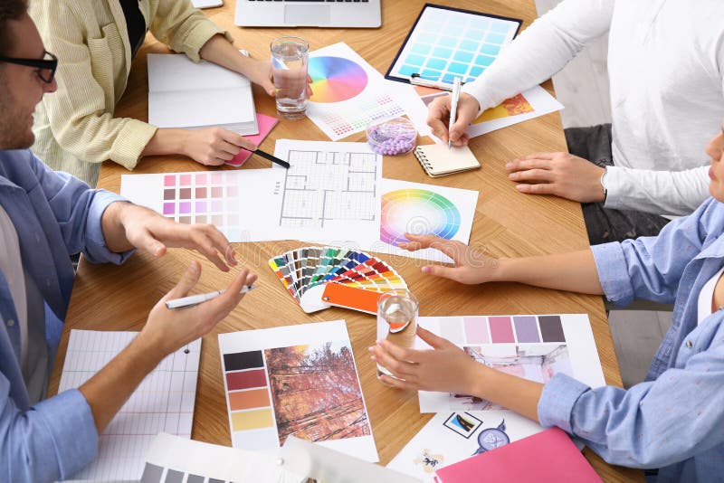 Equipo profesional de diseñadores de interiores trabajando en mesa foto de archivo libre de regalías