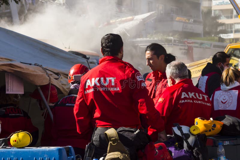 Equipo turco de búsqueda y rescate trabajando en un terremoto en turquía