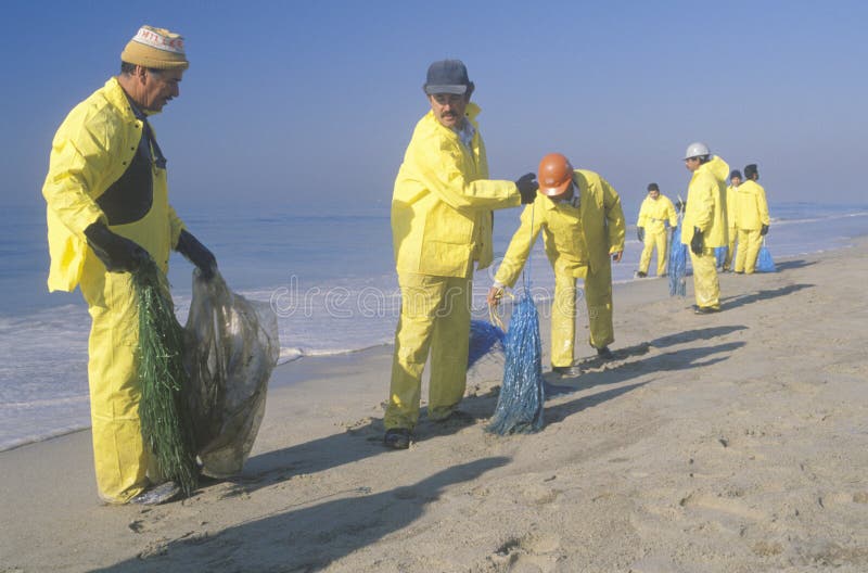 Equipos de trabajadores ambientales que organizan esfuerzos de la limpieza del derramamiento de aceites en Huntington Beach, Cali imágenes de archivo libres de regalías Equipos de trabajadores ambientales que organizan esfuerzos de la limpieza del derramamiento de aceites en Huntington Beach, Cali imágenes de archivo libres de regalías