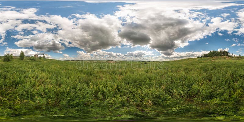 equirectangular球状等距离投射的充分的360度无缝的全景 全景视图在一个草甸在好天气 库存照片 equirectangular球状等距离投射的充分的360度无缝的全景 全景视图在一个草甸在好天气 库存照片
