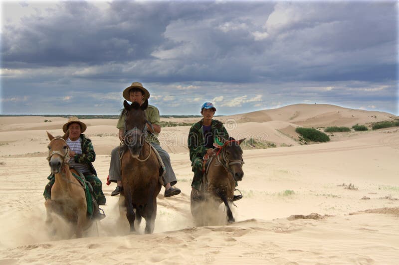 Jogos Tradicionais De Cavalo Kazakh Do Festival Da águia Dourada Foto  Editorial - Imagem de dourado, étnico: 178819986