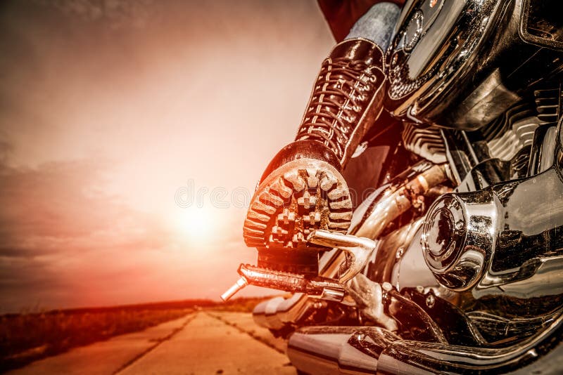 Equitação da menina do motociclista em uma motocicleta imagens de stock royalty free Equitação da menina do motociclista em uma motocicleta imagens de stock royalty free