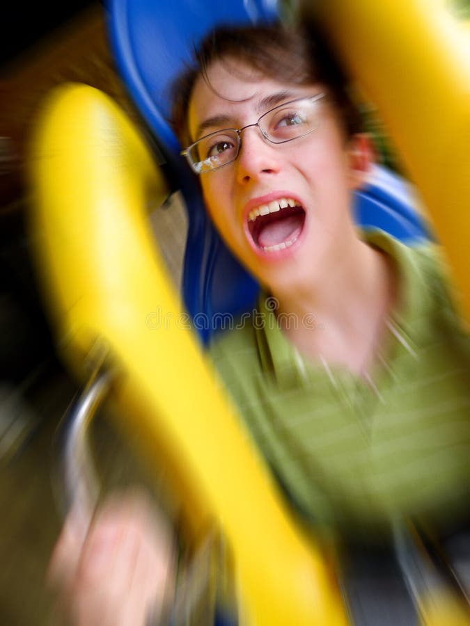 Equitação gritando do menino em uma montanha russa imagem de stock Equitação gritando do menino em uma montanha russa imagem de stock