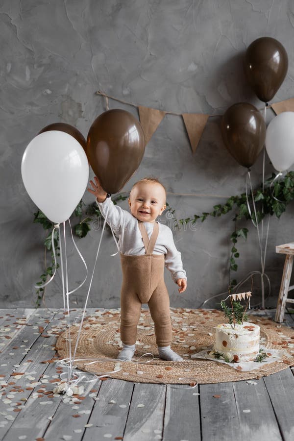 Bébé Garçon 1 An Avec Un Gâteau Et Des Ballons, Anniversaire D'un Enfant 1  An, Bébé Mange Un Gâteau