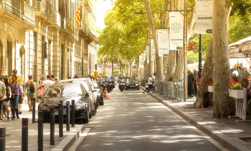 Er berühmte Ramblas-Straße mit nicht identifizierten gehenden Touristen stockfotografie Er berühmte Ramblas-Straße mit nicht identifizierten gehenden Touristen stockfotografie