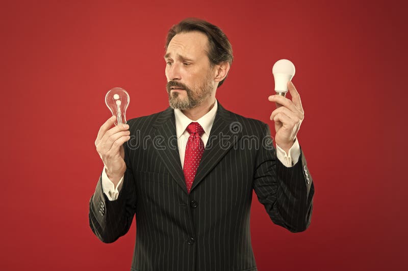 Er erhielt eine Idee Energieeinsparung verwirrter Mann in der Gesch? ftsausstattung Strom und Energie Mann mit Bartsuche nach stockfoto