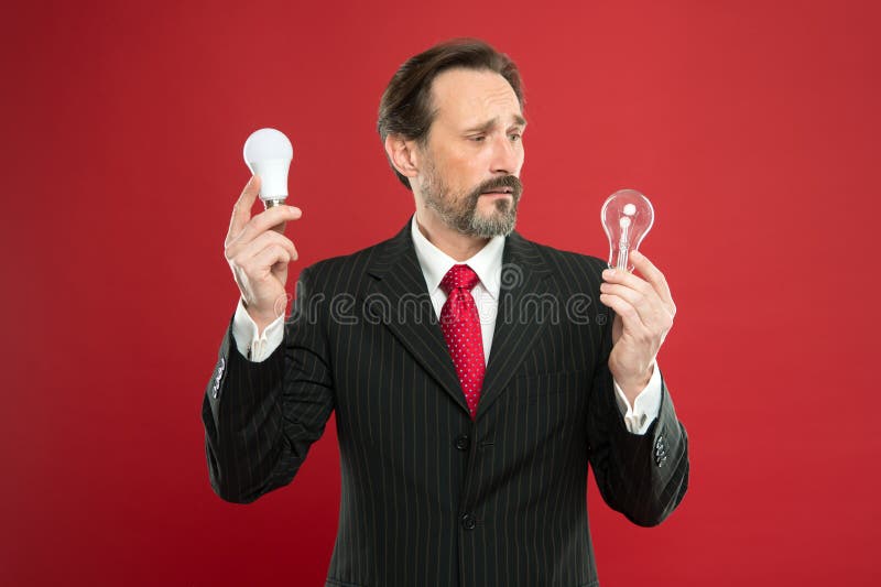 Er erhielt eine Idee Energieeinsparung verwirrter Mann in der Geschäftsausstattung Strom und Energie Mann mit Bartsuche nach lizenzfreie stockfotografie