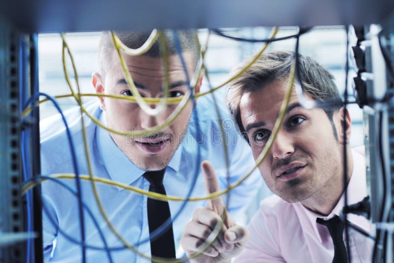 Er führt im Netzserverraum aus stockfoto Er führt im Netzserverraum aus stockfoto