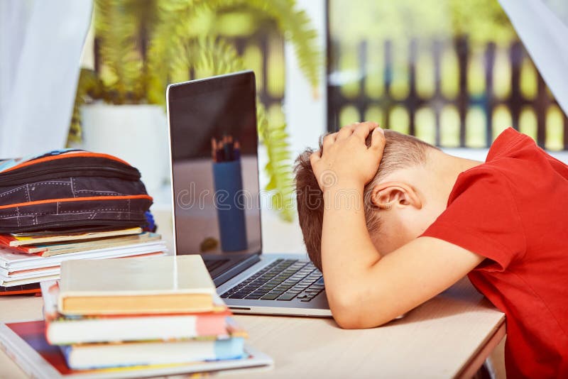 Er stand seine Stirn im Computer still, der die Hilflosigkeit angesichts der Schwierigkeiten symbolisiert Student des kleinen Jun stockfotos Er stand seine Stirn im Computer still, der die Hilflosigkeit angesichts der Schwierigkeiten symbolisiert Student des kleinen Jun stockfotos