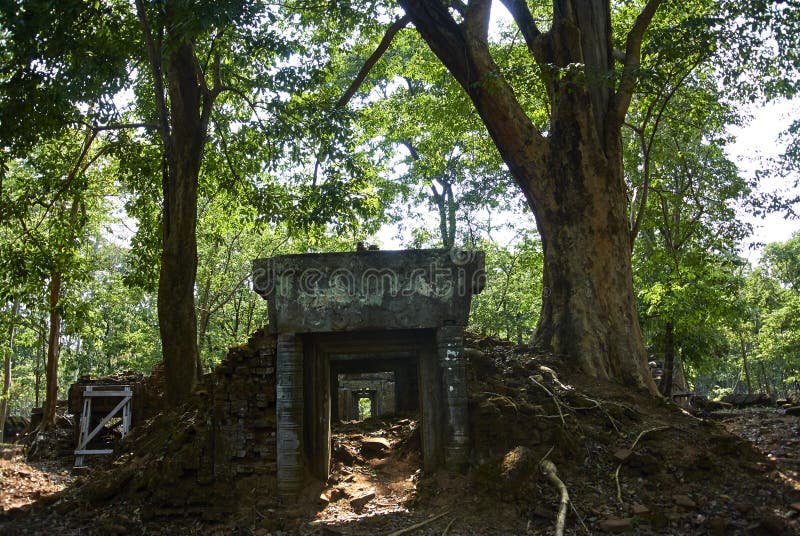 Era di Angkor del tempio della screpolatura di Prasat Kra fotografia stock Era di Angkor del tempio della screpolatura di Prasat Kra fotografia stock