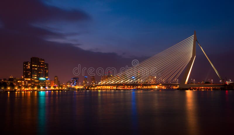 Erasmus Bridge på natten arkivfoton Erasmus Bridge på natten arkivfoton