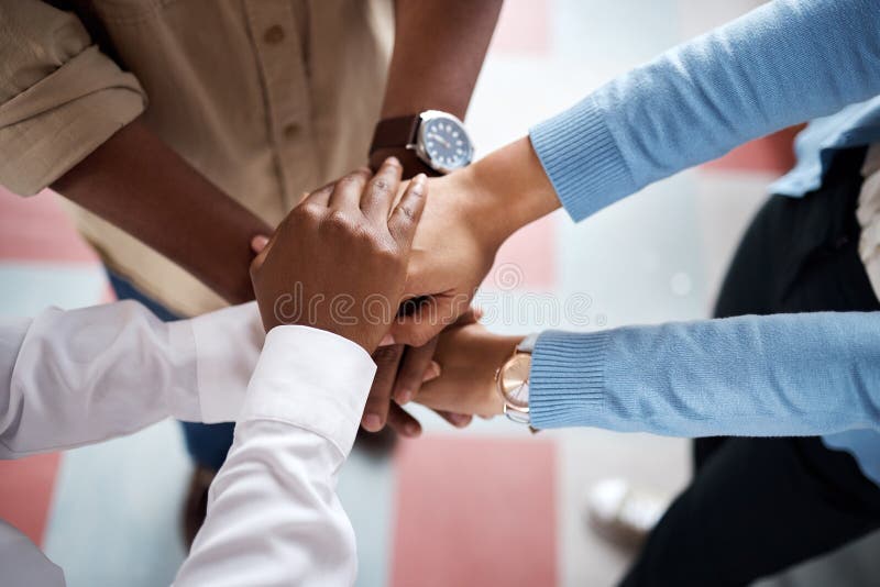 Eravamo insieme. un gruppo di imprenditori irriconoscibili che si uniscono in solidarietà in un ufficio moderno. immagine stock libera da diritti