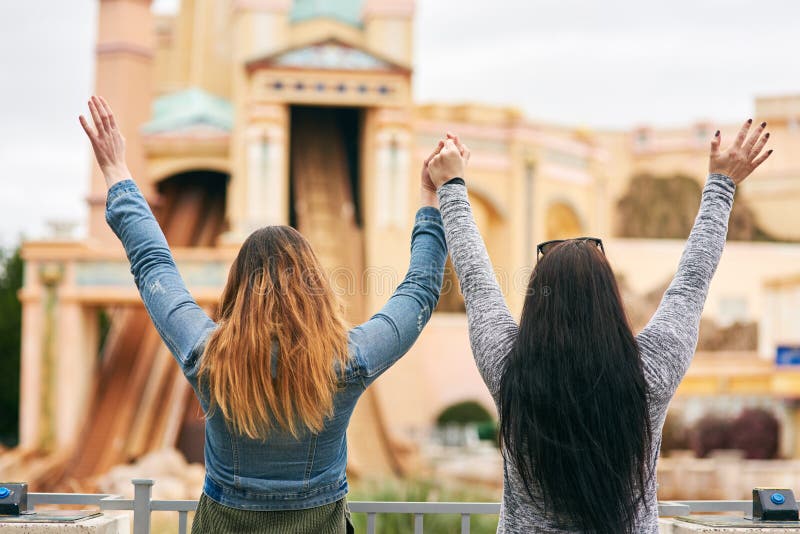 Eravamo qui per divertirci al parco divertimenti. ritratto di due migliori amiche non riconoscibili a un divertimento immagine stock libera da diritti