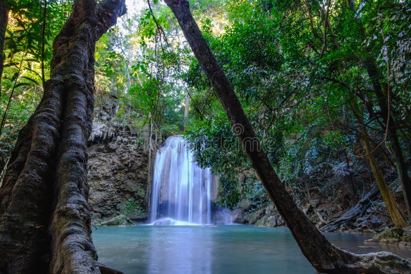 Erawan vattenfall med härligt i nationalpark royaltyfria bilder Erawan vattenfall med härligt i nationalpark royaltyfria bilder