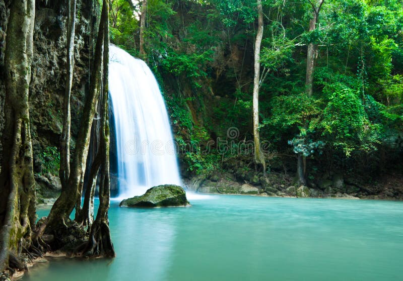 Éste una foto muestra alguno de cascada dónde es un la mayoría hermoso cascada en tailandia.