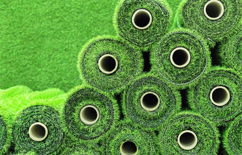 Erba artificiale in rotoli per riguardare i campi da tennis, i campi sportivi, i campi da golf e calcio immagini stock libere da diritti Erba artificiale in rotoli per riguardare i campi da tennis, i campi sportivi, i campi da golf e calcio immagini stock libere da diritti
