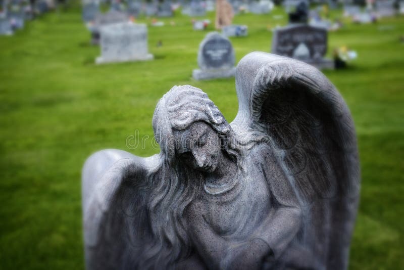 Erba di Angel Headstone In Graveyard Green immagine stock Erba di Angel Headstone In Graveyard Green immagine stock