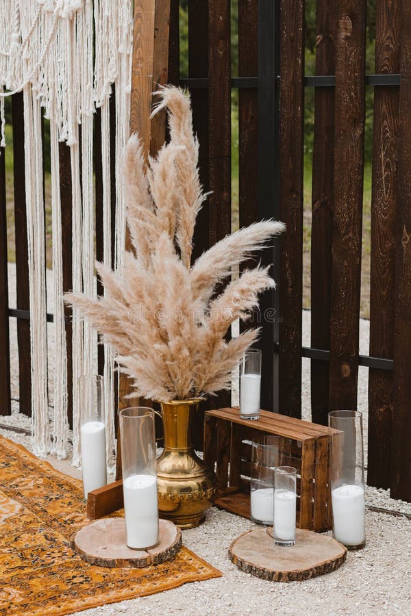 Erba Di Pampas in Un Vaso E Candele in Bulbi Di Vetro Contro Una Recinzione  Di Legno in Una Festa Di Decorazione. Pampas (prato) a Immagine Stock -  Immagine di candela, fiore