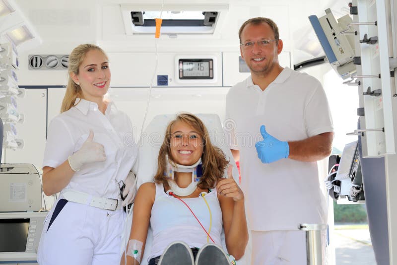 Indagine Medica Effettuata Su Un Gruppo Di Persone Erba Medica Con Il Paziente In Un'automobile Dell'ambulanza Soddisfatta