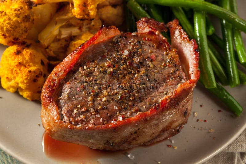 Erba organica Fed Bacon Wrapped Sirloin Steak immagine stock libera da diritti Erba organica Fed Bacon Wrapped Sirloin Steak immagine stock libera da diritti
