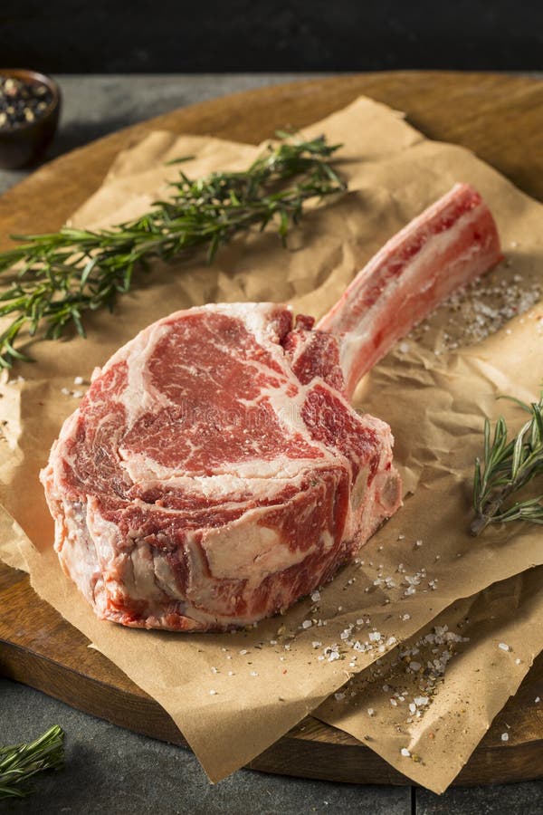 Erba rossa cruda Fed Tomahawk Steaks fotografia stock Erba rossa cruda Fed Tomahawk Steaks fotografia stock