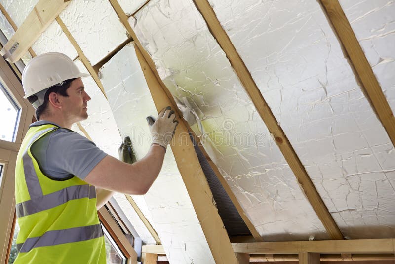 Erbauer-Fitting Insulation Into-Dach des neuen Hauses stockfoto Erbauer-Fitting Insulation Into-Dach des neuen Hauses stockfoto