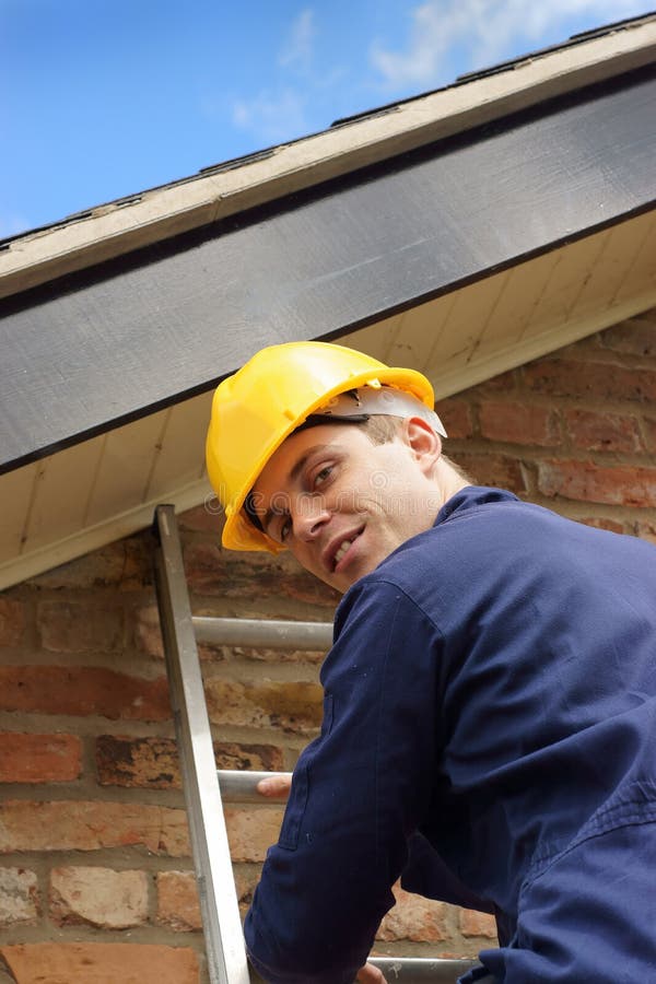 Erbauer oder Roofer, die eine Strichleiter steigen lizenzfreies stockfoto Erbauer oder Roofer, die eine Strichleiter steigen lizenzfreies stockfoto