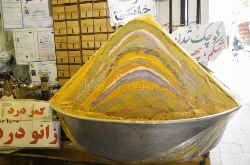 Erbe e spezia iraniane dell'arcobaleno da vendere nel bazar di Esfahan, Iran fotografia stock libera da diritti Erbe e spezia iraniane dell'arcobaleno da vendere nel bazar di Esfahan, Iran fotografia stock libera da diritti