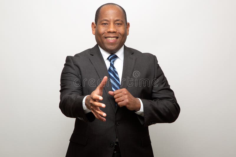 Erbjudande hand för afrikansk amerikanaffärsman för vänlig handskaka royaltyfri fotografi Erbjudande hand för afrikansk amerikanaffärsman för vänlig handskaka royaltyfri fotografi