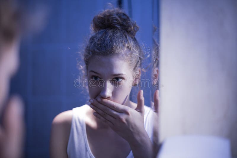 Erbrechendes Mädchen, das unter Bulimie leidet stockfotografie Erbrechendes Mädchen, das unter Bulimie leidet stockfotografie