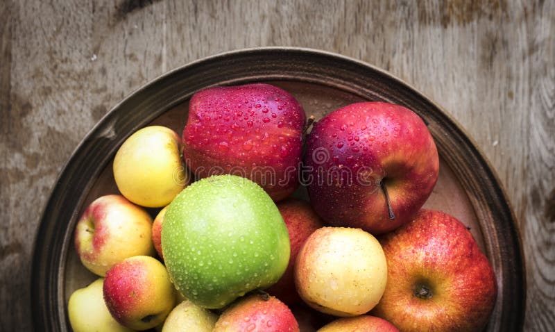 Erbselbstgezogene organische Äpfel auf Holztisch lizenzfreie stockfotos Erbselbstgezogene organische Äpfel auf Holztisch lizenzfreie stockfotos
