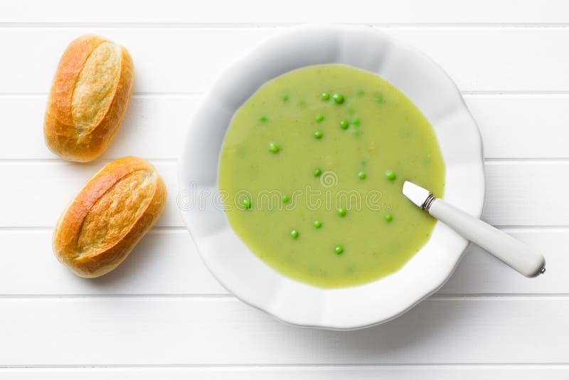 Erbsensuppe in der Platte stockbilder Erbsensuppe in der Platte stockbilder