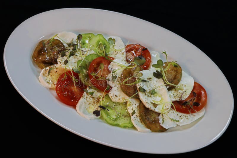 Erbstücktomaten und Mozzarellasalat stockfoto Erbstücktomaten und Mozzarellasalat stockfoto