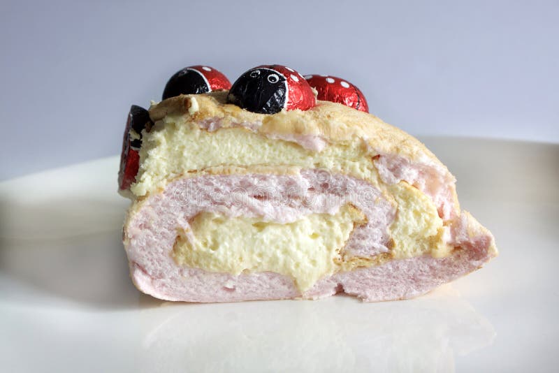 Erdbeer-u. Creme-Meringe-Schokoladen-Marienkäfer-Geburtstag Pavlova stockfoto Erdbeer-u. Creme-Meringe-Schokoladen-Marienkäfer-Geburtstag Pavlova stockfoto