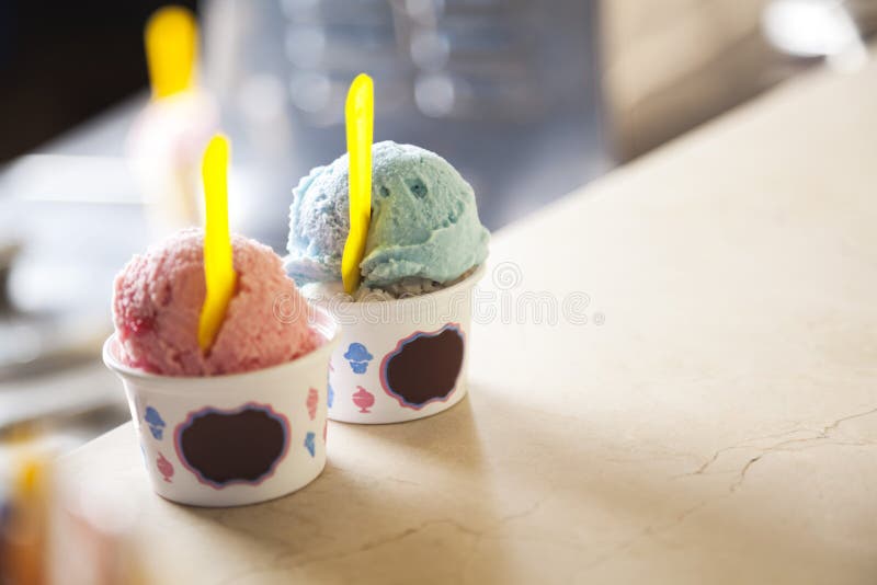 Erdbeer-und MinzeEiscreme in den Schalen auf Zähler stockfoto Erdbeer-und MinzeEiscreme in den Schalen auf Zähler stockfoto