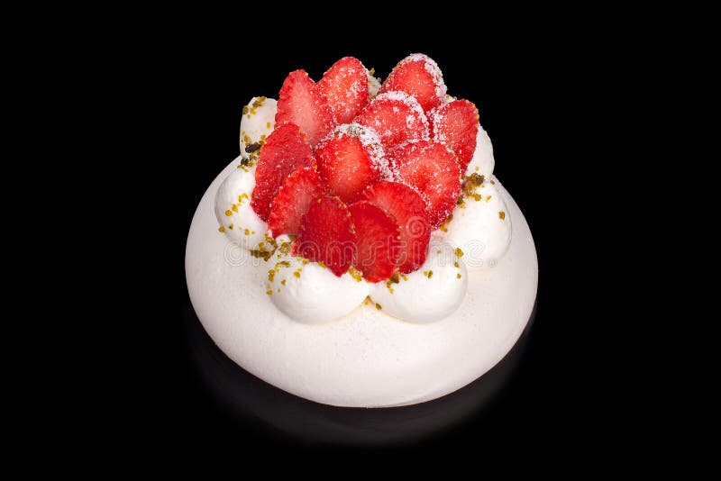 Erdbeere-Pavlova-Kuchen auf schwarzer Hintergrund lokalisiertem Abschluss herauf Draufsicht lizenzfreie stockfotografie Erdbeere-Pavlova-Kuchen auf schwarzer Hintergrund lokalisiertem Abschluss herauf Draufsicht lizenzfreie stockfotografie