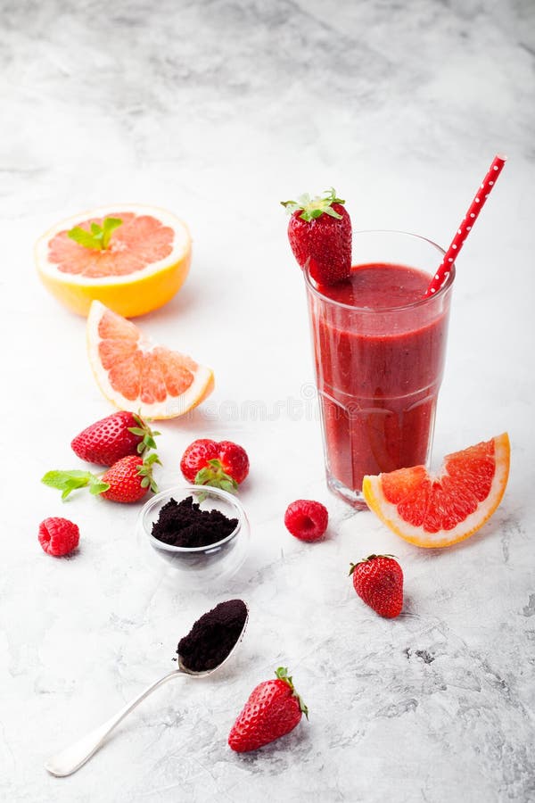 Erdbeere, rosa Pampelmuse Smoothie, acai Pulver lizenzfreie stockfotos Erdbeere, rosa Pampelmuse Smoothie, acai Pulver lizenzfreie stockfotos