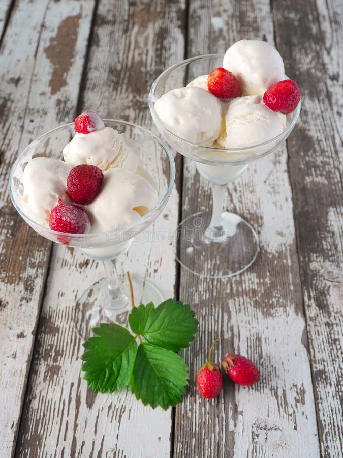 Erdbeere und Eiscreme auf hölzernem rustikalem Hintergrund lizenzfreies stockfoto Erdbeere und Eiscreme auf hölzernem rustikalem Hintergrund lizenzfreies stockfoto