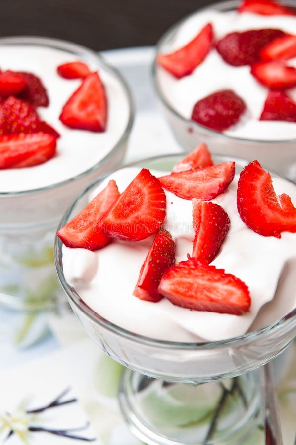 Erdbeere und Sahnenachtisch im Eiscremebecher stockfotos Erdbeere und Sahnenachtisch im Eiscremebecher stockfotos